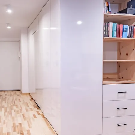 No. 2a By Apart Service Apartment *